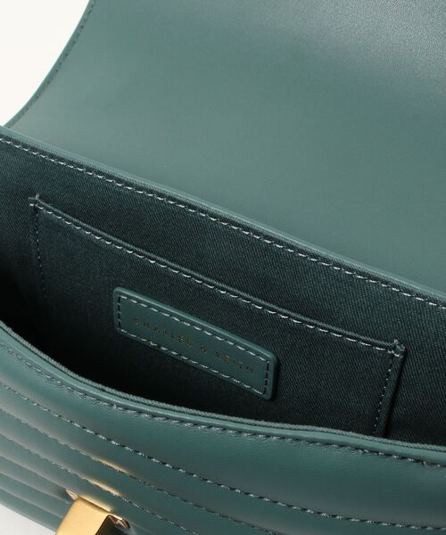 CHARLES & KEITH(チャールズ & キース)の「Aubrielle オブリエル パネルクロスボディバッグ(ショルダーバッグ・レディース・ブラック/マスタード/ブルーグリーン・S)」の7枚目の写真