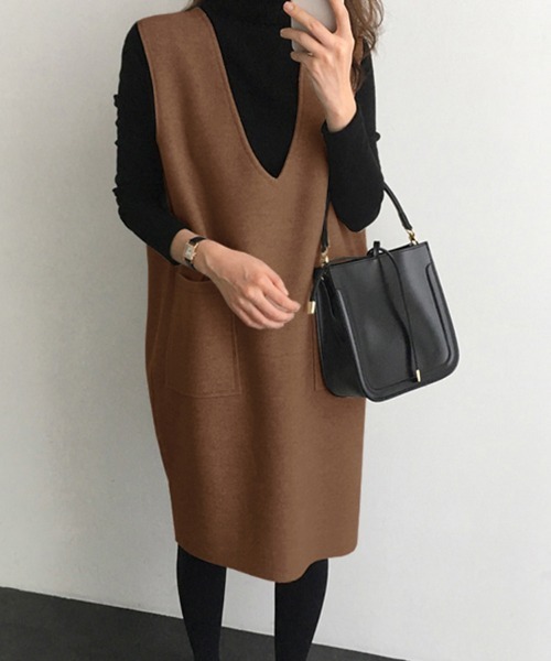 Doux Belle（ドゥーベル）の「パイピング深Vネックジャンパースカート（ジャンパースカート・レディース・ライトグレー/ベージュ/カーキ/ネイビー/ダークグレー/ブラウン・MEDIUM/SMALL）」の4枚目の写真