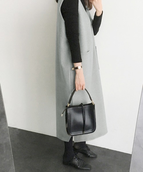 Doux Belle（ドゥーベル）の「パイピング深Vネックジャンパースカート（ジャンパースカート・レディース・ライトグレー/ベージュ/カーキ/ネイビー/ダークグレー/ブラウン・MEDIUM/SMALL）」の2枚目の写真