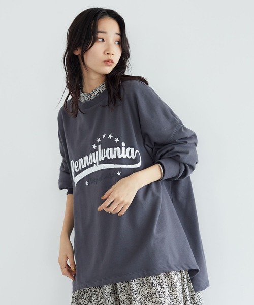 SEVENDAYS=SUNDAY(セブンデイズサンデイ)の「ミニ裏毛カレッジサイドスリッドプルオーバー *◆(スウェット・レディース・アイボリー/グリーン/レッド/チャコールグレー・M/L)」の2枚目の写真