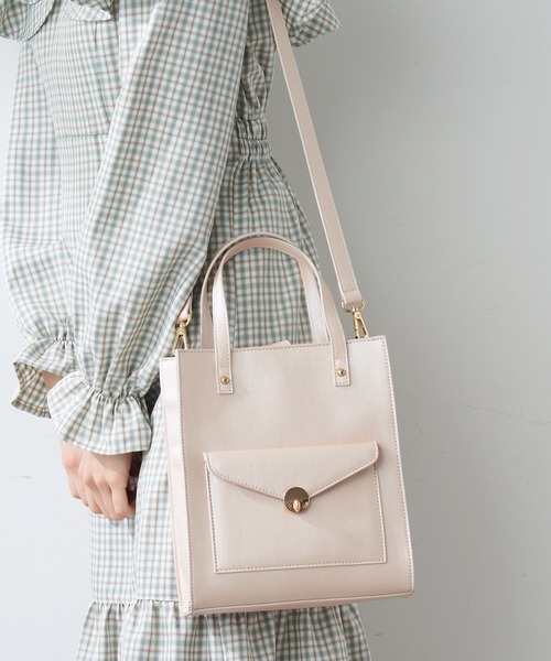 OLIVE des OLIVE(オリーブデオリーブ)の「【WEB限定】ポケット付きスクエアトート(ショルダーバッグ・レディース・ホワイト/ブラック/オフホワイト/グリーン・FREE)」の3枚目の写真