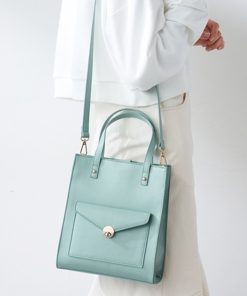 OLIVE des OLIVE(オリーブデオリーブ)の「【WEB限定】ポケット付きスクエアトート(ショルダーバッグ・レディース・ホワイト/ブラック/オフホワイト/グリーン・FREE)」の1枚目の写真