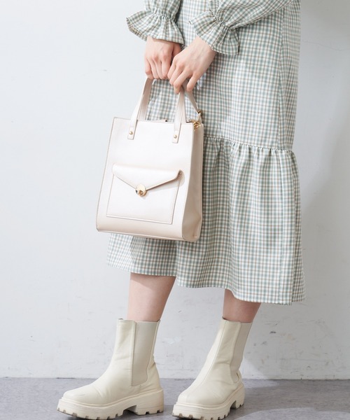 OLIVE des OLIVE(オリーブデオリーブ)の「【WEB限定】ポケット付きスクエアトート(ショルダーバッグ・レディース・ホワイト/ブラック/オフホワイト/グリーン・FREE)」の9枚目の写真