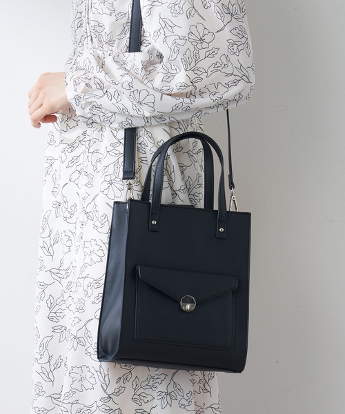 OLIVE des OLIVE(オリーブデオリーブ)の「【WEB限定】ポケット付きスクエアトート(ショルダーバッグ・レディース・ホワイト/ブラック/オフホワイト/グリーン・FREE)」の11枚目の写真