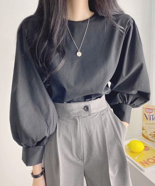 AMOUR BOX(アムールボックス)の「ギャザーボリュームスリーブブラウス(シャツ/ブラウス・レディース・ホワイト/ブラック/ブルー・MEDIUM/LARGE/X-LARGE)」の2枚目の写真