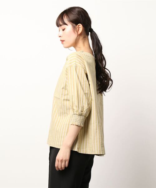 Samansa Mos2（サマンサ モスモス）の「袖口シャーリングTブラウス（シャツ/ブラウス・レディース・ネイビー/イエロー/ブルー/ブラック/オフホワイト/ピンク・ﾌﾘ-）」の11枚目の写真