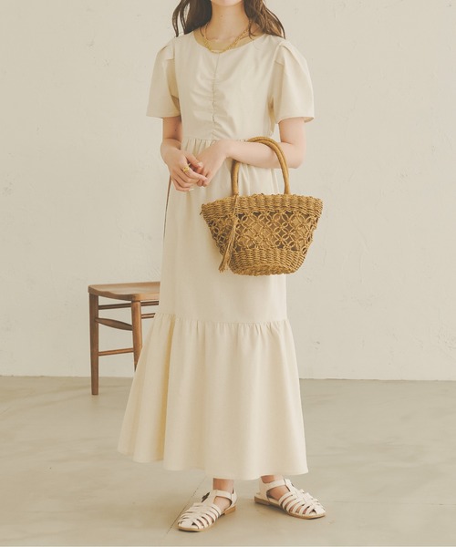 Ambre Neige（アンブルネージュ）の「シャーリングリネンフレアワンピース／WEB/EC限定商品（ワンピース・レディース・アイボリー/ライトベージュ・FREE）」の9枚目の写真