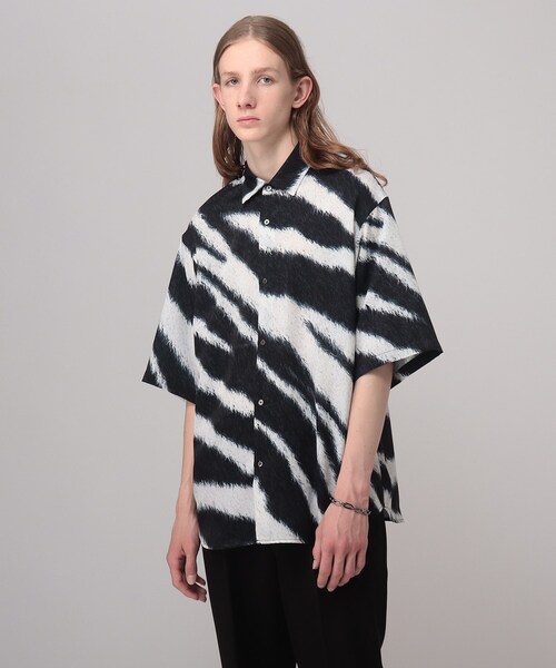 tk.TAKEO KIKUCHI(ティーケータケオキクチ)の「◆アニマルプリントオーバーシャツ(シャツ/ブラウス・メンズ・ホワイト系6/ブラック系3・01/02/03)」の1枚目の写真