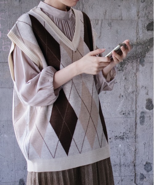 SUGGESTION(サジェッション)の「SUGGESTION レトロ総柄ジャガード ニットベスト 2022AW(ベスト・メンズ・ホワイト/ブラック/ベージュ/グリーン・M/L)」の9枚目の写真