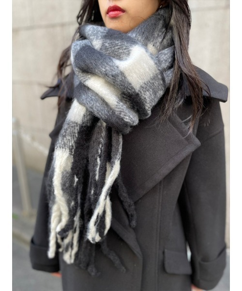 ENVYM（アンビー）の「ボリュームマフラー（マフラー・レディース・ブルー/ブラック/グリーン/チェック・FREE）」の4枚目の写真