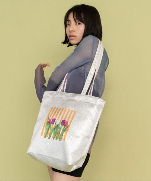 Casselini(キャセリーニ)の「Casselini(キャセリーニ)メタリックフラワープリントバッグ(トートバッグ・レディース・シルバー/グリーン/ブルー・FREE)」の3枚目の写真