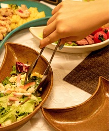 MILLION CARATS（ミリオンカラッツ）の「-益子焼-　料理の味も混ざることなく、彩り豊かに並べることができる三日月型のお皿　まゆつき 小(17cm)（食器）」