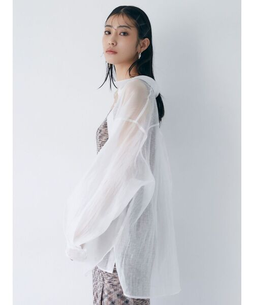 MURUA(ムルーア)の「シアーシャイニーボリュームシャツ(シャツ/ブラウス・レディース・ホワイト/グレー/ブラック/ピンク/ブルー/ブラウン・FREE)」の7枚目の写真