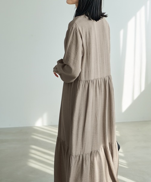 STYLE DELI(スタイルデリ)の「【LUXE】シボ生地ティアードワンピース(ワンピース・レディース・ブラック/サンドベージュ・01/02)」の11枚目の写真