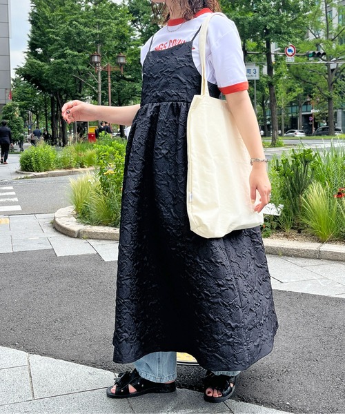 CPCM（シーピーシーエム）の「大柄エンボスギャザー切替キャミワンピース（ワンピース・レディース・オフホワイト/サックスブルー/ブラック・FREE）」の2枚目の写真