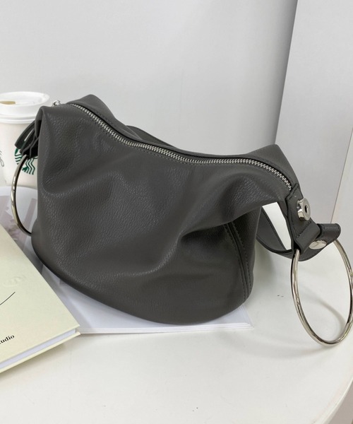 moment+（モーメントプラス）の「フェイクレザー 2WAYリングハンドルバッグ（ショルダーバッグ・レディース・チャコールグレー/ブラック/ベージュ/ブラウン/ピンクベージュ・FREE）」の8枚目の写真