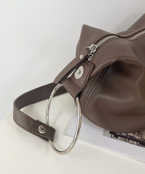 moment+（モーメントプラス）の「フェイクレザー 2WAYリングハンドルバッグ（ショルダーバッグ・レディース・チャコールグレー/ブラック/ベージュ/ブラウン/ピンクベージュ・FREE）」の14枚目の写真