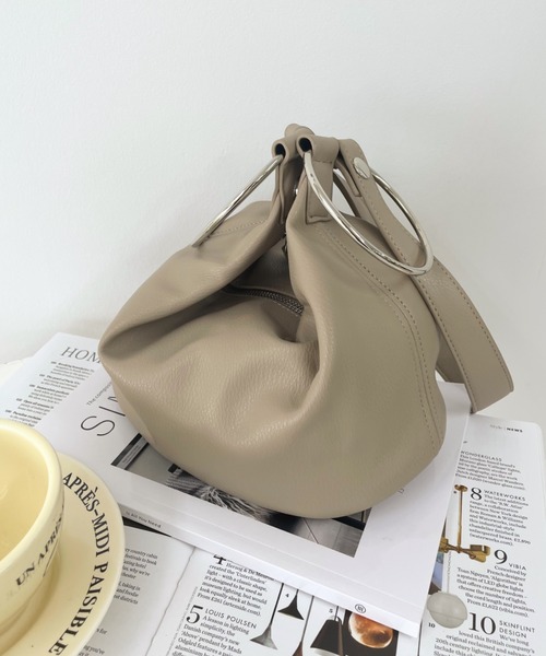 moment+（モーメントプラス）の「フェイクレザー 2WAYリングハンドルバッグ（ショルダーバッグ・レディース・チャコールグレー/ブラック/ベージュ/ブラウン/ピンクベージュ・FREE）」の9枚目の写真