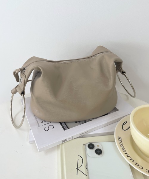 moment+（モーメントプラス）の「フェイクレザー 2WAYリングハンドルバッグ（ショルダーバッグ・レディース・チャコールグレー/ブラック/ベージュ/ブラウン/ピンクベージュ・FREE）」の19枚目の写真