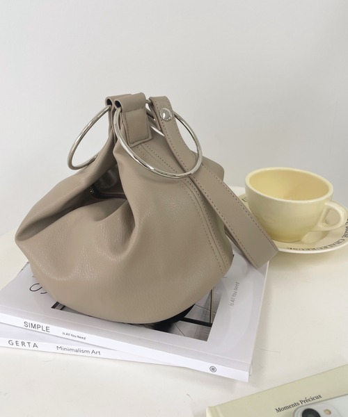 moment+（モーメントプラス）の「フェイクレザー 2WAYリングハンドルバッグ（ショルダーバッグ・レディース・チャコールグレー/ブラック/ベージュ/ブラウン/ピンクベージュ・FREE）」の7枚目の写真