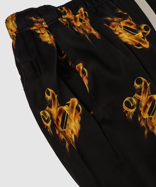 Palm Angels(パームエンジェルス)の「BURNING MONOGRAM LOOSE PANTS(その他パンツ・メンズ・ブラック×ゴールド・46)」の4枚目の写真