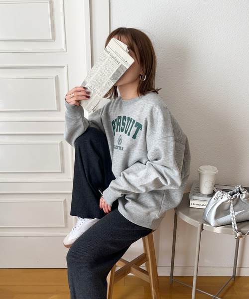 Ada.（エイダ）の「23秋冬 オーバーサイズ カレッジロゴ 裏起毛 スウェット（スウェット・レディース・ブラック/グレー/オフホワイト/ネイビー/チャコール/サンドベージュ・M/L）」の17枚目の写真
