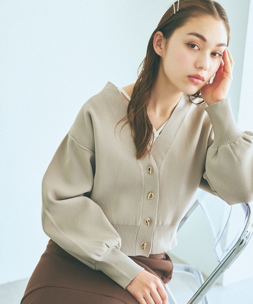 mysty woman（ミスティウーマン）の「トグルボタンVネックカーディガン　976658（カーディガン/ボレロ・レディース・オレンジ/グリーン/ブラック/グレイッシュベージュ・FREE）」の2枚目の写真