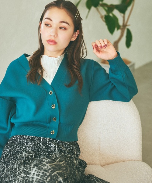 mysty woman（ミスティウーマン）の「トグルボタンVネックカーディガン　976658（カーディガン/ボレロ・レディース・オレンジ/グリーン/ブラック/グレイッシュベージュ・FREE）」の3枚目の写真