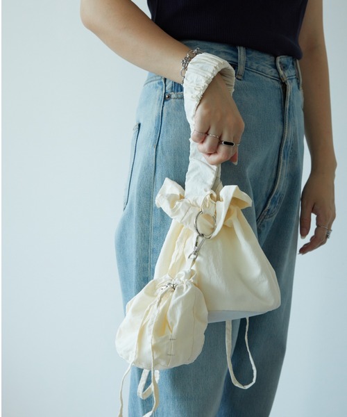 La win d（ラウィンダ）の「ダブル巾着ショルダーバッグ（ショルダーバッグ・レディース・ブラック/ホワイト/グリーン/ブルー・FREE）」の2枚目の写真