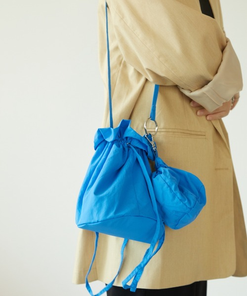 La win d（ラウィンダ）の「ダブル巾着ショルダーバッグ（ショルダーバッグ・レディース・ブラック/ホワイト/グリーン/ブルー・FREE）」の4枚目の写真