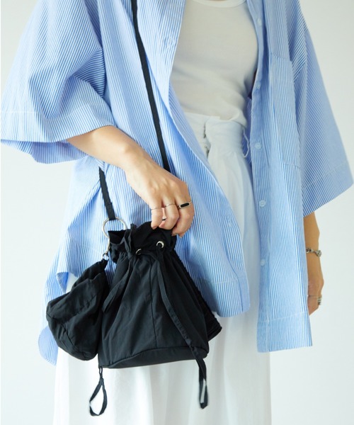 La win d（ラウィンダ）の「ダブル巾着ショルダーバッグ（ショルダーバッグ・レディース・ブラック/ホワイト/グリーン/ブルー・FREE）」の3枚目の写真