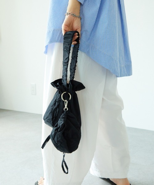 La win d（ラウィンダ）の「ダブル巾着ショルダーバッグ（ショルダーバッグ・レディース・ブラック/ホワイト/グリーン/ブルー・FREE）」の9枚目の写真