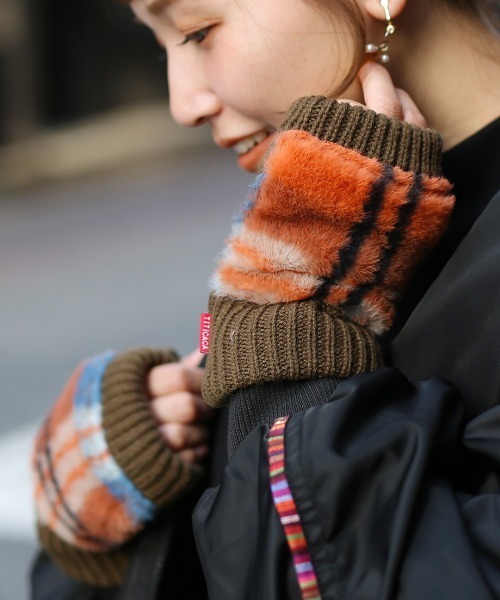 チチカカ（チチカカ）の「チェックボアハンドウォーマー（手袋・レディース・オリーブ/ブラック/グレー・FREE）」の6枚目の写真