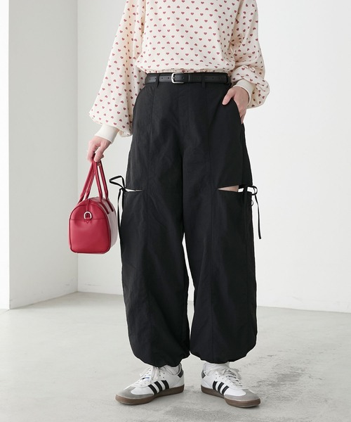 BONLECILL(ボンルシール)の「【セットアップ対応】2WAYサイドスリットリボンパラシュートパンツ(その他パンツ・レディース・チャコールグレー/カーキ/ブラック/アイボリー/ピンク・FREE)」の3枚目の写真