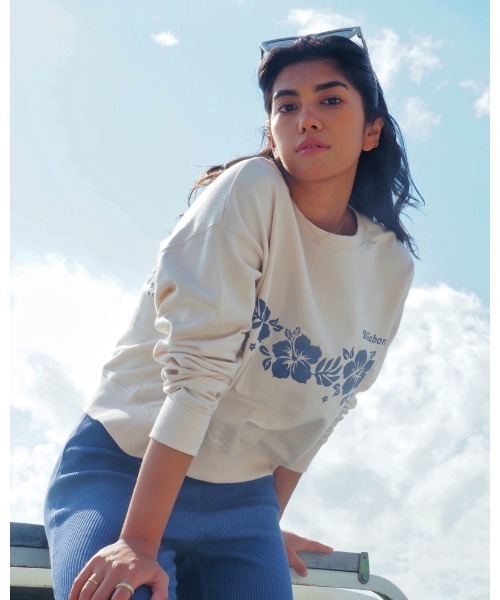 BILLABONG（ビラボン）の「BILLABONG レディース FORGET ME NOT SWEAT CREW トレーナー 【2024年春夏モデル】/ビラボンハイビスカスモチーフグラフィックプリントクロップドクルーネックスウェットトレーナー（スウェット・レディース・ネイビー/アイボリー/グリーン系その他/オレンジ系その他・MEDIUM/LARGE）」の2枚目の写真