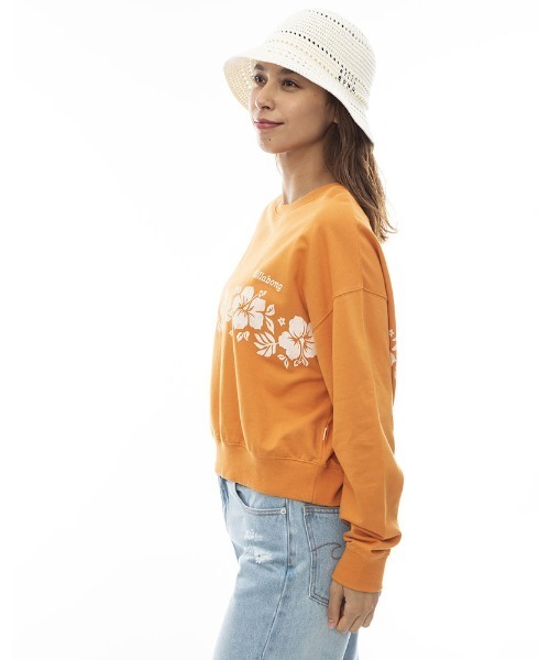 BILLABONG（ビラボン）の「BILLABONG レディース FORGET ME NOT SWEAT CREW トレーナー 【2024年春夏モデル】/ビラボンハイビスカスモチーフグラフィックプリントクロップドクルーネックスウェットトレーナー（スウェット・レディース・ネイビー/アイボリー/グリーン系その他/オレンジ系その他・MEDIUM/LARGE）」の17枚目の写真