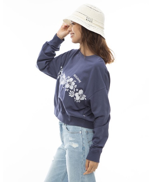 BILLABONG（ビラボン）の「BILLABONG レディース FORGET ME NOT SWEAT CREW トレーナー 【2024年春夏モデル】/ビラボンハイビスカスモチーフグラフィックプリントクロップドクルーネックスウェットトレーナー（スウェット・レディース・ネイビー/アイボリー/グリーン系その他/オレンジ系その他・MEDIUM/LARGE）」の15枚目の写真