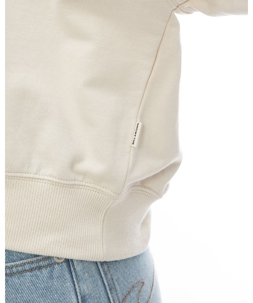 BILLABONG（ビラボン）の「BILLABONG レディース FORGET ME NOT SWEAT CREW トレーナー 【2024年春夏モデル】/ビラボンハイビスカスモチーフグラフィックプリントクロップドクルーネックスウェットトレーナー（スウェット・レディース・ネイビー/アイボリー/グリーン系その他/オレンジ系その他・MEDIUM/LARGE）」の11枚目の写真