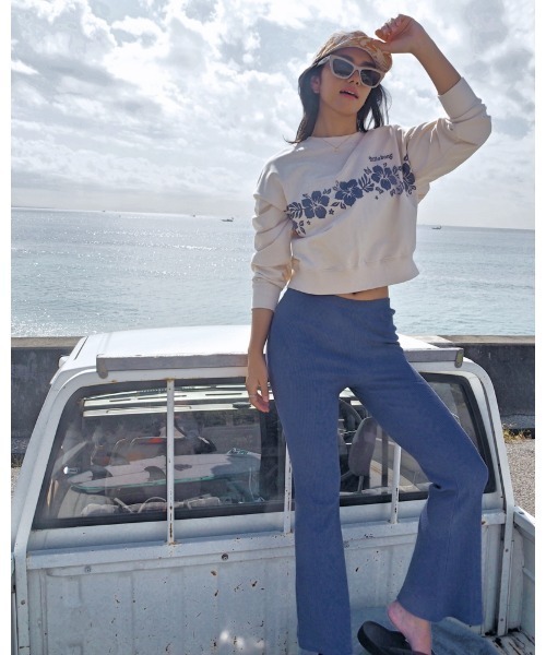 BILLABONG（ビラボン）の「BILLABONG レディース FORGET ME NOT SWEAT CREW トレーナー 【2024年春夏モデル】/ビラボンハイビスカスモチーフグラフィックプリントクロップドクルーネックスウェットトレーナー（スウェット・レディース・ネイビー/アイボリー/グリーン系その他/オレンジ系その他・MEDIUM/LARGE）」の5枚目の写真