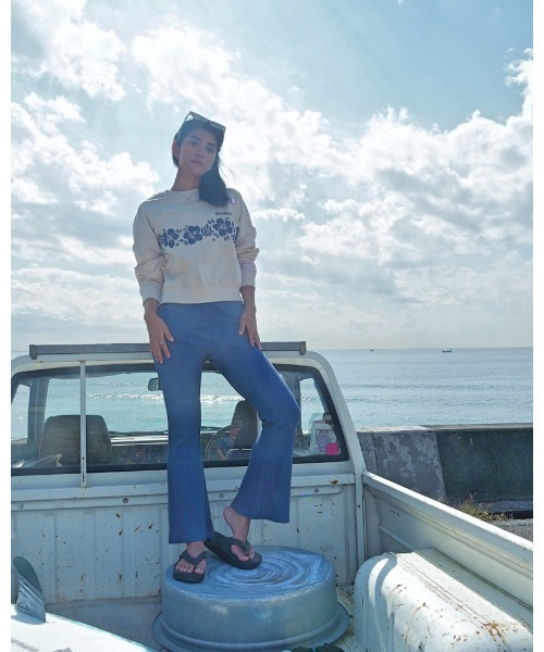BILLABONG（ビラボン）の「BILLABONG レディース FORGET ME NOT SWEAT CREW トレーナー 【2024年春夏モデル】/ビラボンハイビスカスモチーフグラフィックプリントクロップドクルーネックスウェットトレーナー（スウェット・レディース・ネイビー/アイボリー/グリーン系その他/オレンジ系その他・MEDIUM/LARGE）」の6枚目の写真