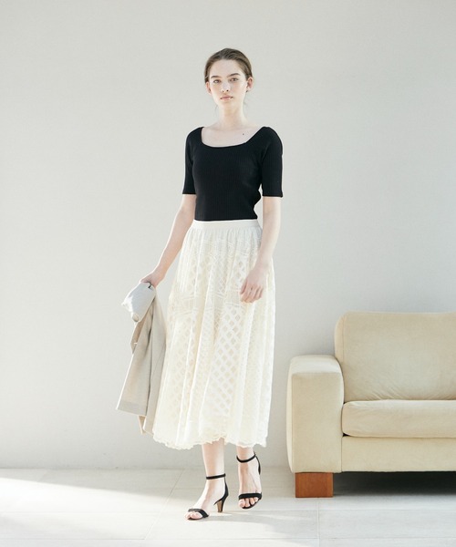 INED CLARO(イネドクラロ)の「ランダムテレコ カップ付きリブトップス(Tシャツ/カットソー・レディース・ブラック/オフホワイト/チャコールグレー・フリー)」の14枚目の写真