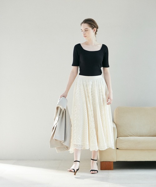 INED CLARO(イネドクラロ)の「ランダムテレコ カップ付きリブトップス(Tシャツ/カットソー・レディース・ブラック/オフホワイト/チャコールグレー・フリー)」の15枚目の写真