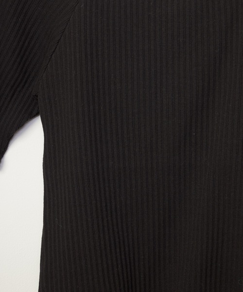 INED CLARO(イネドクラロ)の「ランダムテレコ カップ付きリブトップス(Tシャツ/カットソー・レディース・ブラック/オフホワイト/チャコールグレー・フリー)」の5枚目の写真