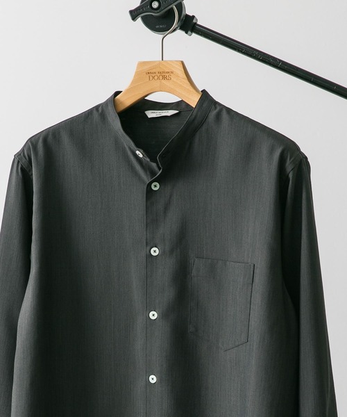 URBAN RESEARCH DOORS（アーバンリサーチドアーズ）の「『吸水速乾』セオアルファバンドカラーロングスリーブシャツ（シャツ/ブラウス・メンズ・ブルー/チャコールグレー/ライトグレー/モカ/グリーン系その他・MEDIUM/LARGE）」の2枚目の写真