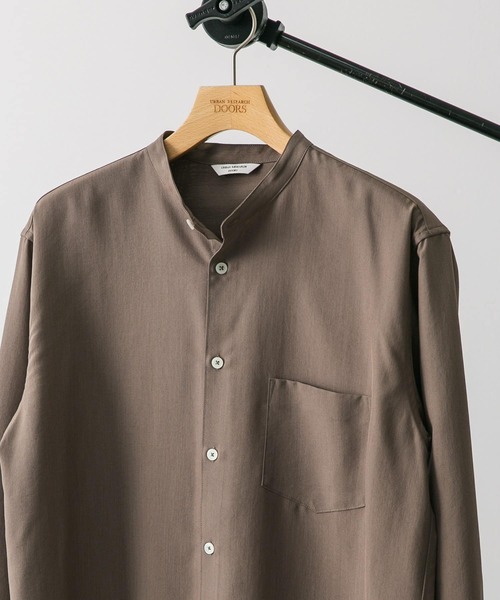 URBAN RESEARCH DOORS（アーバンリサーチドアーズ）の「『吸水速乾』セオアルファバンドカラーロングスリーブシャツ（シャツ/ブラウス・メンズ・ブルー/チャコールグレー/ライトグレー/モカ/グリーン系その他・MEDIUM/LARGE）」の4枚目の写真