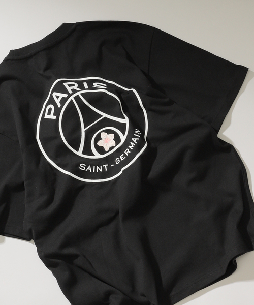 PARIS SAINT-GERMAIN(パリサンジェルマン)の「【Paris Saint-Germain / パリ・サン=ジェルマン】PLJ emblem T-shirt(Tシャツ/カットソー・メンズ・ブラック/ホワイト・SMALL/MEDIUM/LARGE/X-LARGE)」の1枚目の写真