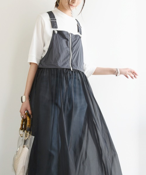 and it_(アンドイット)の「タフタ×オーガンジーマルチ2wayサロペットワンピース(ワンピース・レディース・チャコールグレー×ブラック・M)」の2枚目の写真