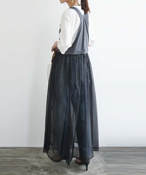 and it_(アンドイット)の「タフタ×オーガンジーマルチ2wayサロペットワンピース(ワンピース・レディース・チャコールグレー×ブラック・M)」の4枚目の写真