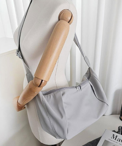 calin ベージュ ナイロン ショルダーバッグ 23区 【撥水加工】ナイロン ショルダーバッグ （ブラック系