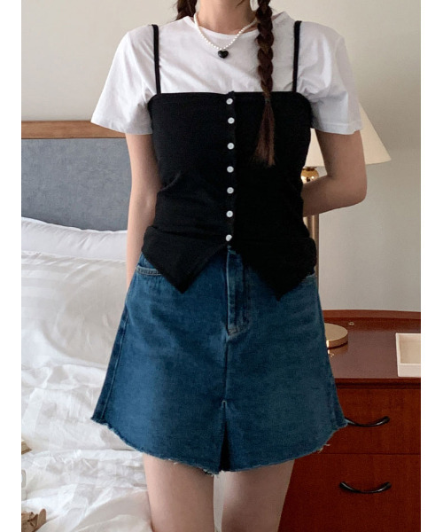 VIVID LADY（ビビッドレディー）の「ボタンキャミソールtシャツ ショート丈 Y2K（Tシャツ/カットソー・レディース・アイボリー/ブラック/カーキ/スカイブルー/グレー/レンガ/ネイビー・FREE）」の3枚目の写真